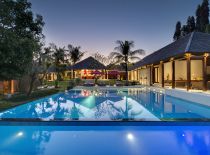 Villa Astika Toyaning, Pool at sunset